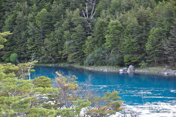 A incrível cor azul do rio Baker, escoadouro do lago General Carrera, ao lado da Carretera Austral, no sul do Chile